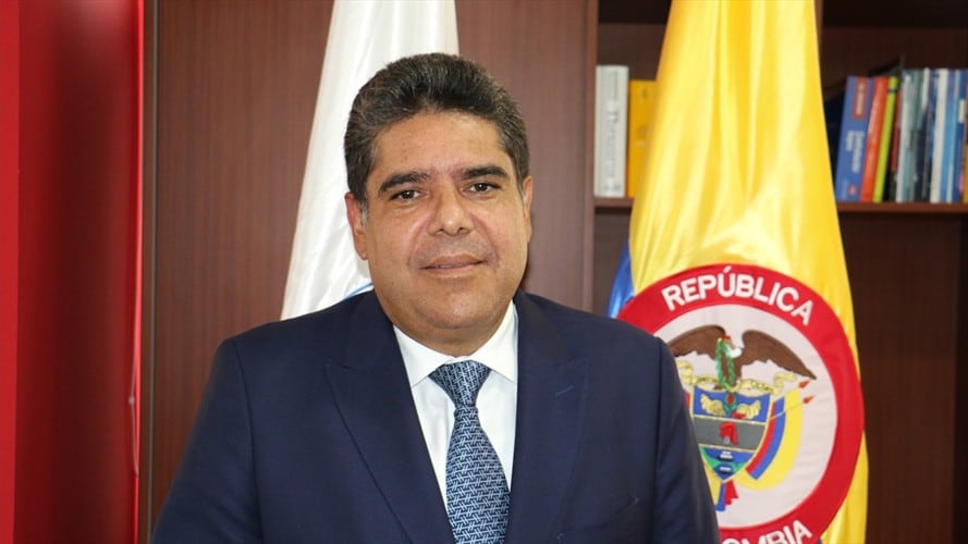 El auditor General, Carlos Hernán Rodríguez,​​​​​​​ abrió un proceso sancionatorio contra el 50% de los contralores departamentales y municipales del país. Foto: http://www.auditoria.gov.co