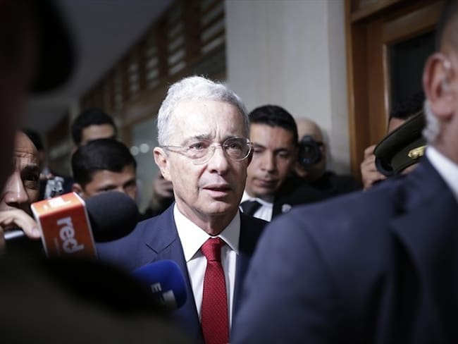 Los dos magistrados que tienen la suerte judicial de Álvaro Uribe en sus manos