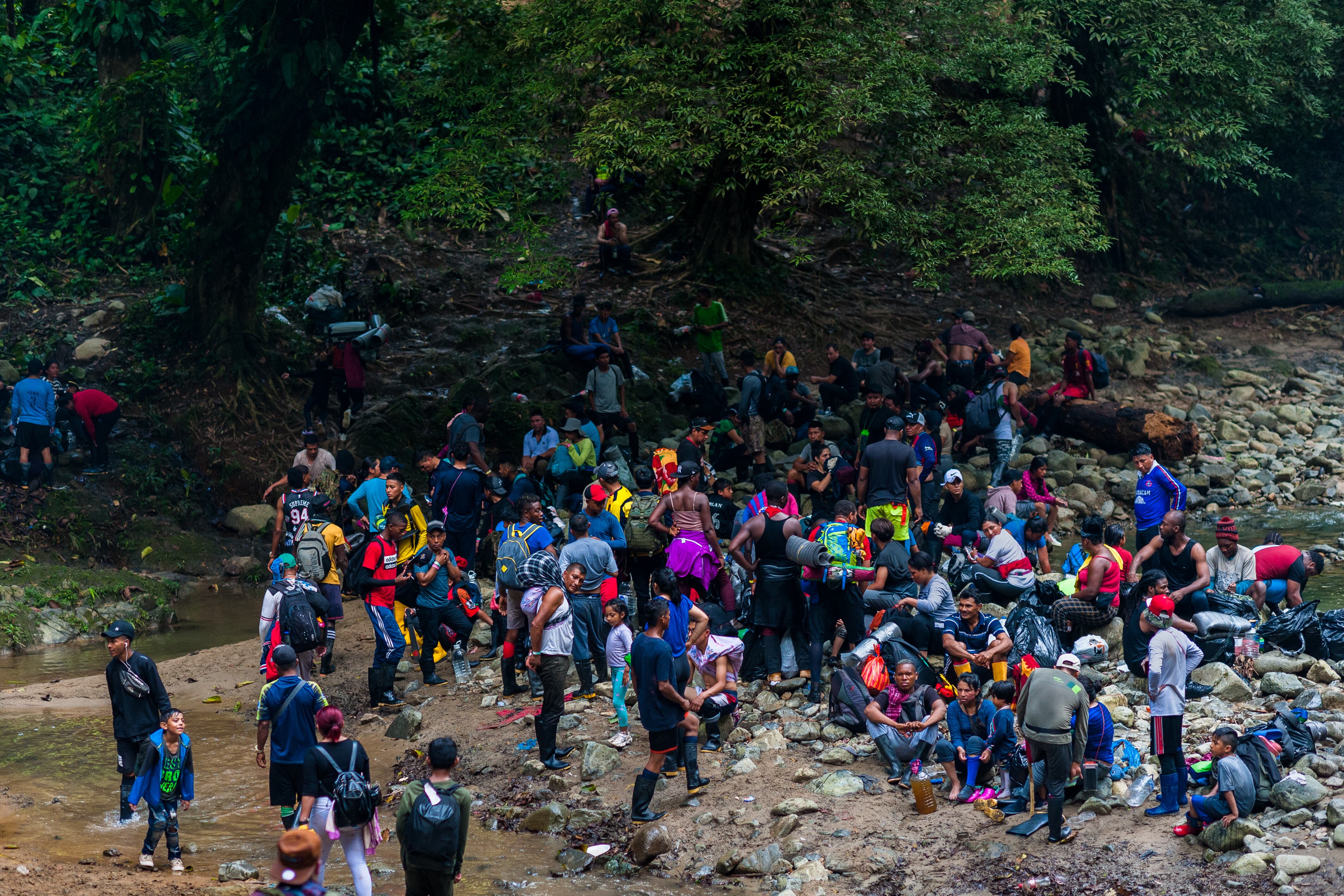 Paso de migrantes por la selva del Darién. (Foto: Jan Sochor/Getty Images)