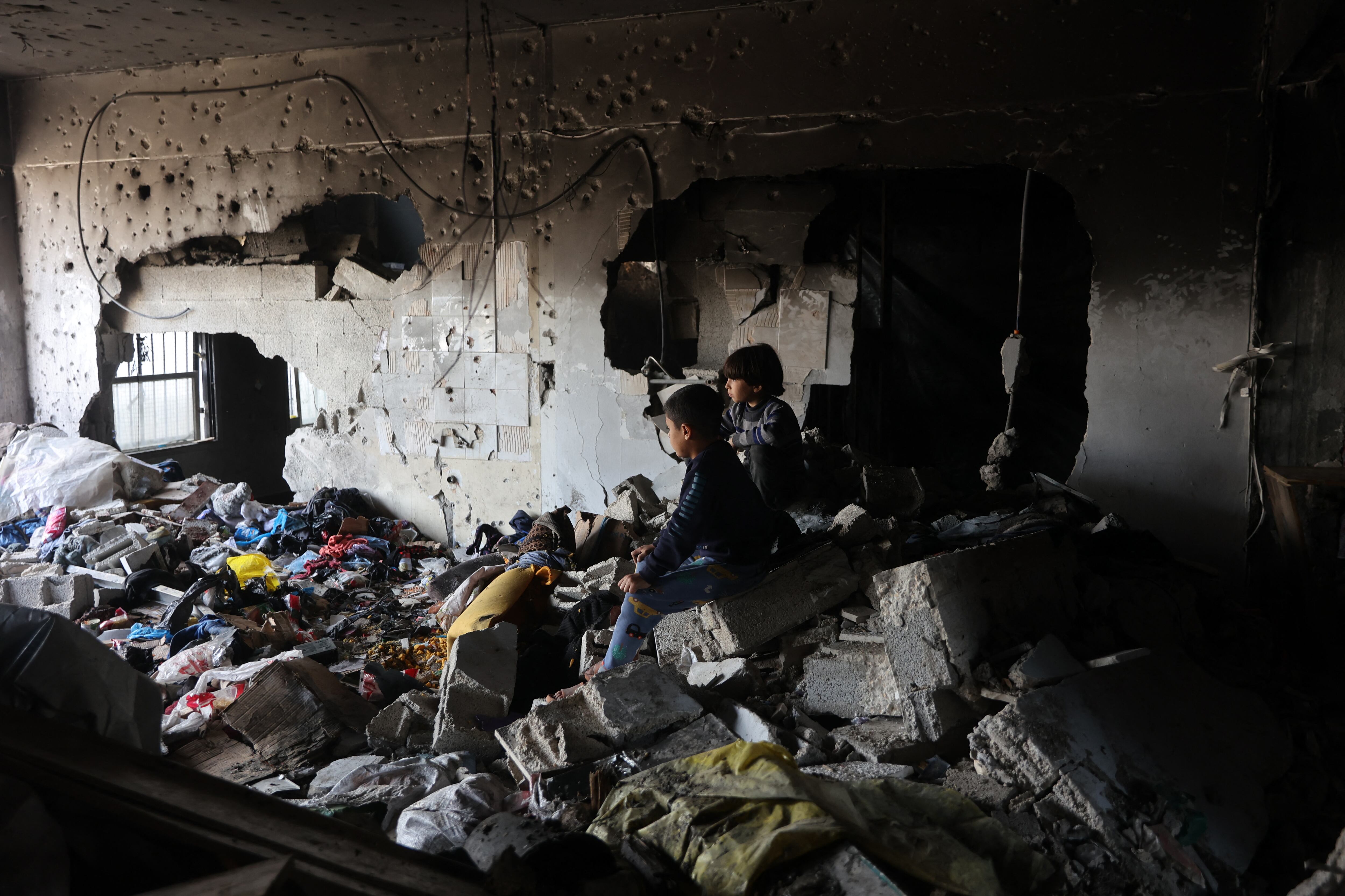Niños palestinos en medio de las ruinas en la Franja de Gaza. FOTO: OMAR AL-QATTAA/AFP via Getty Images