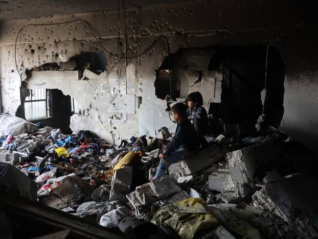 Niños palestinos en medio de las ruinas en la Franja de Gaza. FOTO: OMAR AL-QATTAA/AFP via Getty Images
