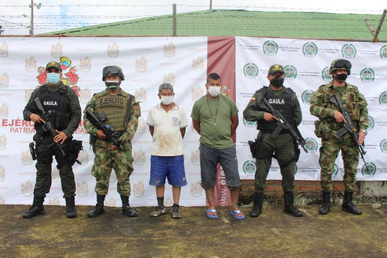 Alias ‘Kokis’ y alias ‘Salvador’ habrían participado del secuestro de dos ciudadanos extranjeros. Crédito: Ejército Nacional.