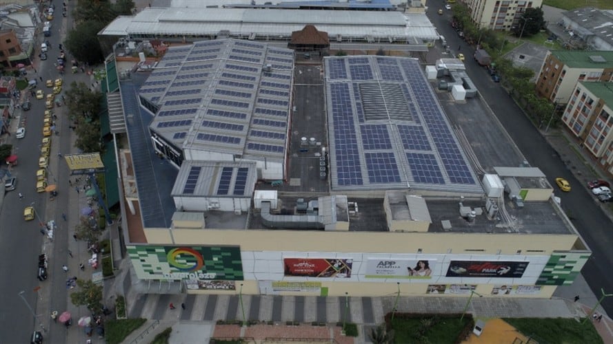 En total son 700 paneles solares instalados sobre la cubierta del Centro Comercial Diverplaza que beneficiarán a todas las áreas comunes.. Foto: Cortesía