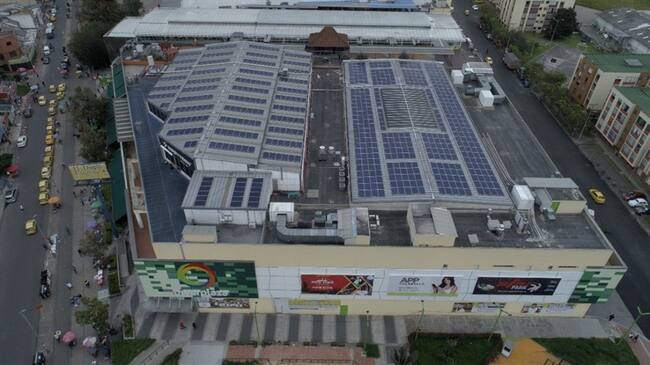 En total son 700 paneles solares instalados sobre la cubierta del Centro Comercial Diverplaza que beneficiarán a todas las áreas comunes.. Foto: Cortesía