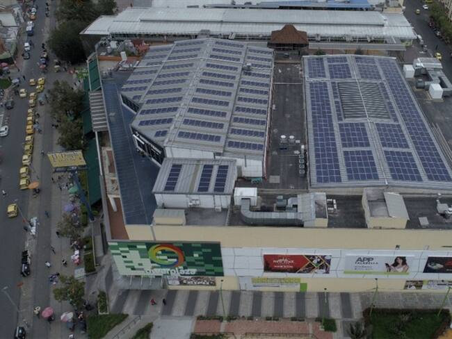 En total son 700 paneles solares instalados sobre la cubierta del Centro Comercial Diverplaza que beneficiarán a todas las áreas comunes.. Foto: Cortesía