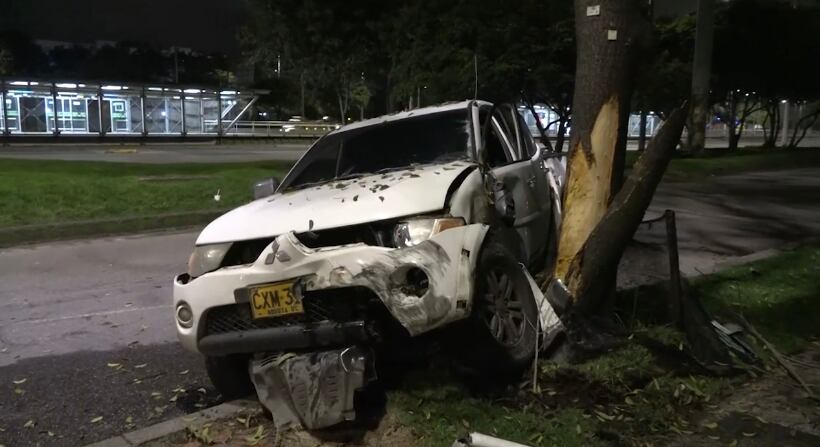 Rompevidrios en Bogotá se estrellaron contra un árbol tras persecución de policías. Foto: Cortesía Policía Metropolitana de Bogotá.
