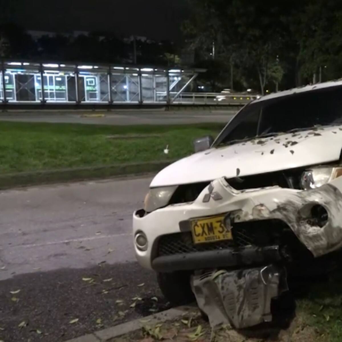 Rompevidrios en Bogotá se estrellaron contra un árbol tras persecución de policías