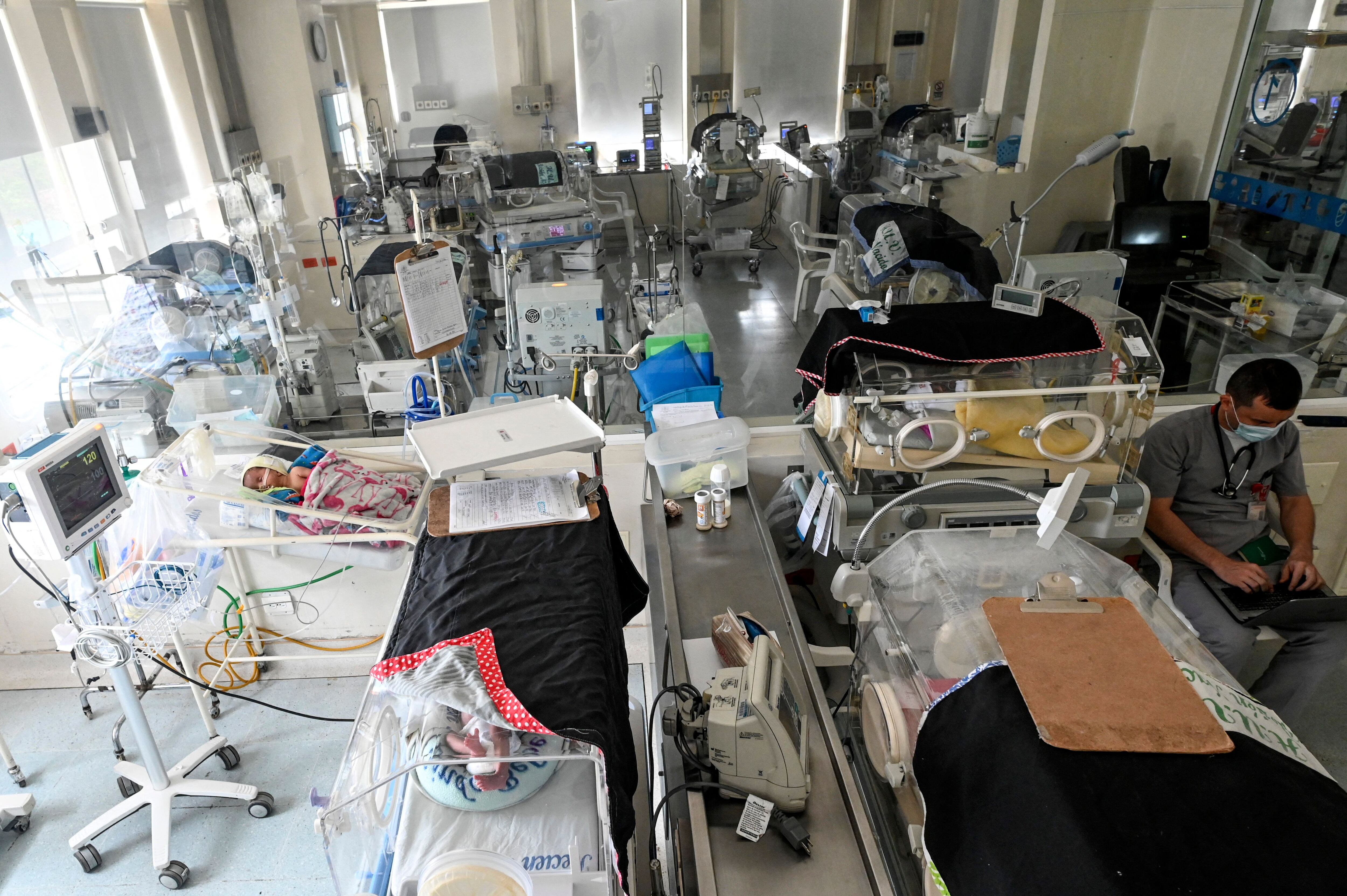 Sala de maternidad del Hospital Universitario del Valle en Cali, Colombia, el 25 de octubre de 2022. Foto de Joaquín Sarmiento/AFP vía Getty Images.