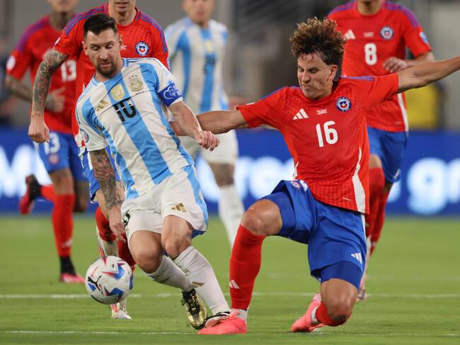 East Rutherford (United States), 25/06/2024.- Chile defender Igor Lichnovsky (R) and Argentina forward Lionel Messi (L) battle for the ball during the first half of the CONMEBOL Copa America 2024 group A soccer match between Argentina and Chile, at MetLife Stadium in East Rutherford, New Jersey, USA, 25 June 2024. EFE/EPA/JUSTIN LANE