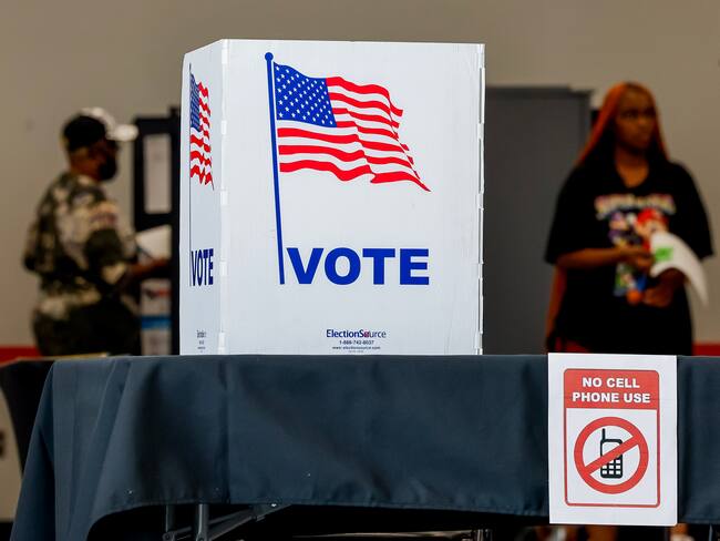 Atlanta (United States), 31/10/2024.- Voters participate in early voting at Fulton County's C.T. Martin Natatorium advance voting polling location in Atlanta, Georgia, USA, 31 October 2024. Early voting in Georgia ends 01 November 2024 for the US General Election Day on 05 November 2024. (Elecciones) EFE/EPA/ERIK S. LESSER