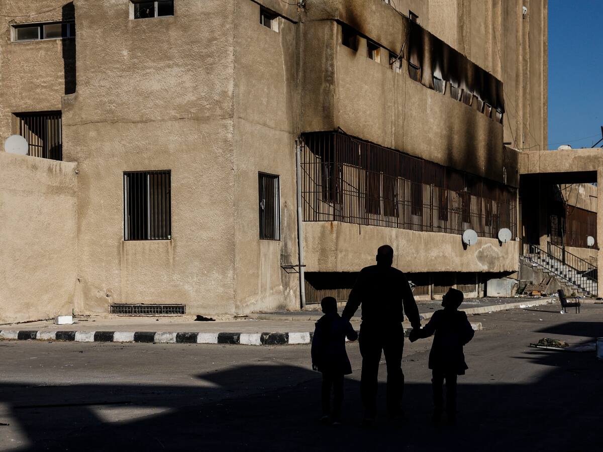 El gobierno interino sirio recibe desertores del régimen de Al Asad que entregan sus armas