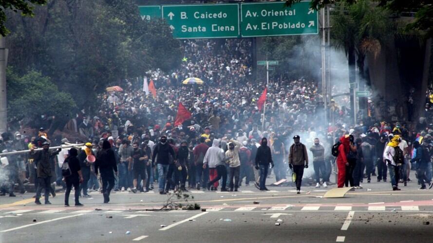 Según la Alcaldía de Medellín, esos desmanes fueron propiciados por infiltrados y vándalos que aprovecharon la situación para ejecutar delitos. Foto: Getty Images / FREDY BUILES