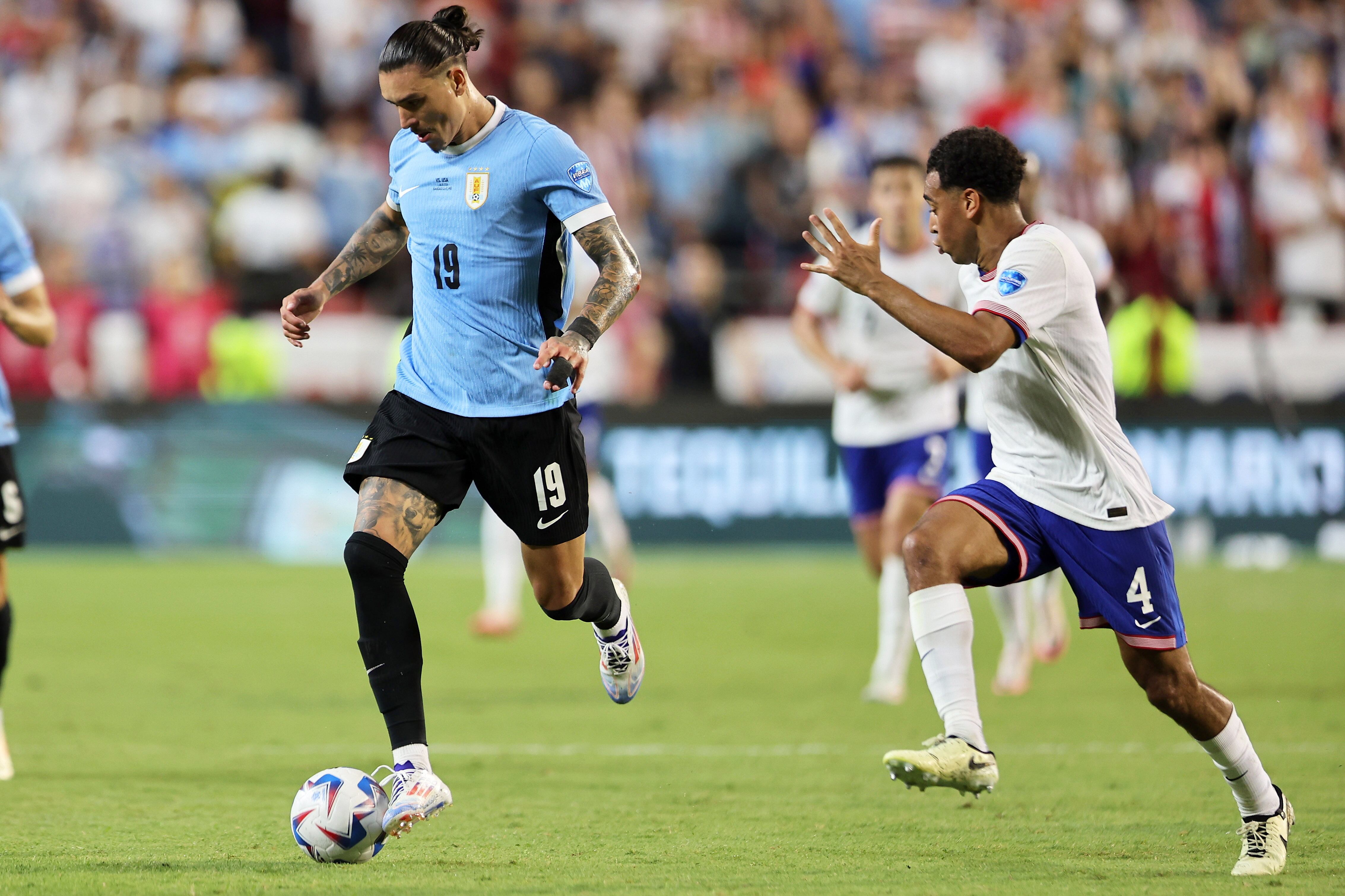 Kansas City (United States), 01/07/2024.- Uruguay's Darwin Nunez (L) and Tyler Adams of the United States in action during a CONMEBOL Copa America group C soccer match in Kansas City, Missouri, USA, 01 July 2024. (Estados Unidos) EFE/EPA/WILLIAM PURNELL