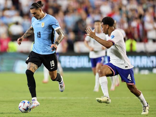 Kansas City (United States), 01/07/2024.- Uruguay's Darwin Nunez (L) and Tyler Adams of the United States in action during a CONMEBOL Copa America group C soccer match in Kansas City, Missouri, USA, 01 July 2024. (Estados Unidos) EFE/EPA/WILLIAM PURNELL
