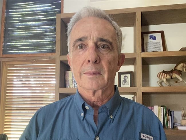 El expresidente y exsenador Álvaro Uribe publicó un video en sus redes sociales de una declaración del exmagistrado Francisco Ricaurte. Foto: Colprensa