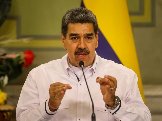 AME7808. CARACAS (VENEZUELA), 18/11/2023.- El presidente de Venezuela, Nicolás Maduro, participa durante una reunión con el presidente de Colombia, Gustavo Petro (fuera de cuadro) hoy, en Caracas (Venezuela). Los presidentes de Venezuela y Colombia, Nicolás Maduro y Gustavo Petro, respectivamente, se han reunido este sábado en Caracas, por cuarta vez en privado en los últimos 15 meses, para abordar temas que afectan a estas naciones vecinas, entre ellos la migración y los riesgos de una sequía. EFE/ Miguel Gutiérrez