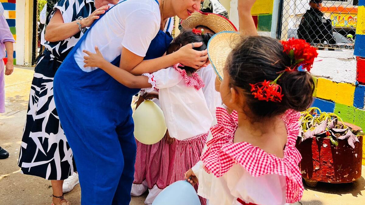 Primera dama cumple agenda con adultos mayores y niños en Sucre