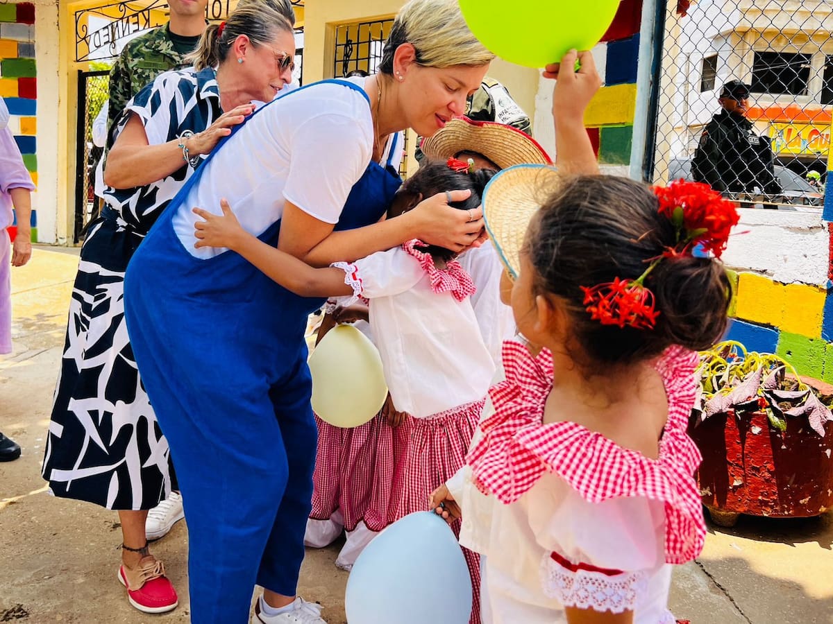 Primera dama cumple agenda con adultos mayores y niños en Sucre