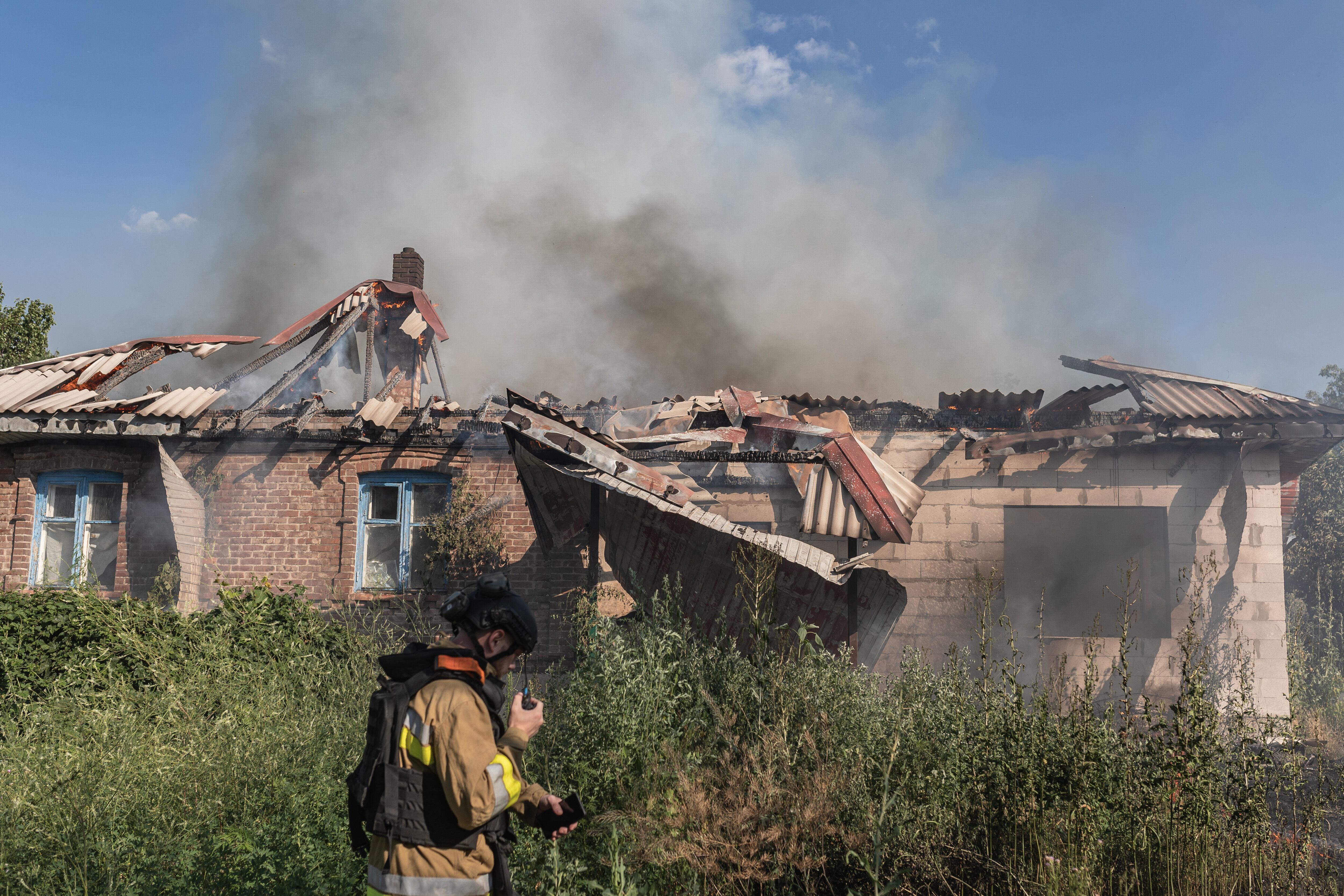 Equipos de emergencia y bomberos ucranianos extinguen fuego tras ataque con drones rusos. FOTO: Diego Herrera Carcedo/Anadolu via Getty Images