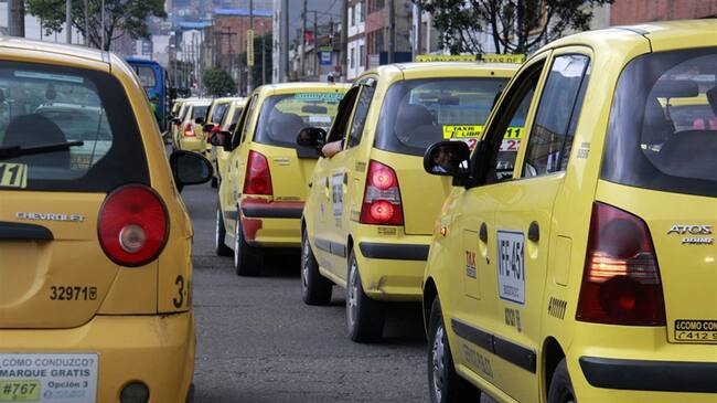 Aplicaciones como Didi o Cabify se han unido a los "amarillitos" para brindar más servicios a sus usuarios.. Foto: Colprensa