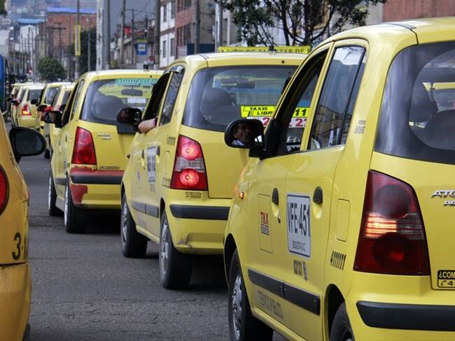 Aplicaciones como Didi o Cabify se han unido a los "amarillitos" para brindar más servicios a sus usuarios.. Foto: Colprensa