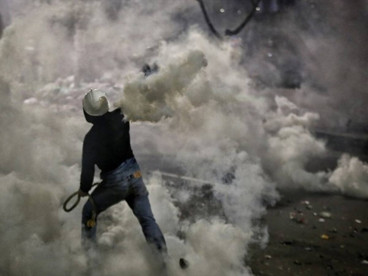 Encapuchados aprovecharon protestas en Bogotá llevarse el licor de una tienda