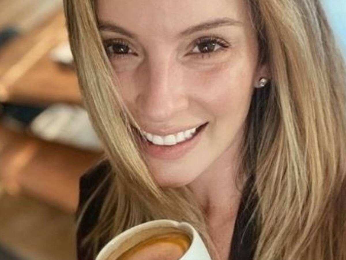 Claudia Bahamon celebra su cumpleaños en traje de baño de dos piezas