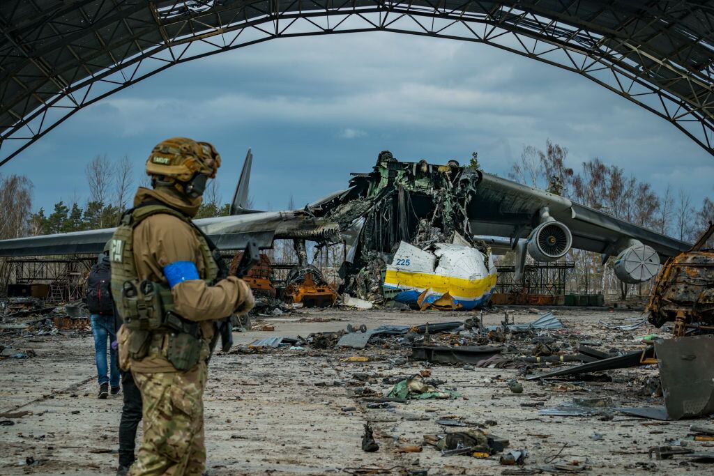 Soldado ucraniano observa el avión de carga destruido(Photo by Celestino Arce/NurPhoto via Getty Images)