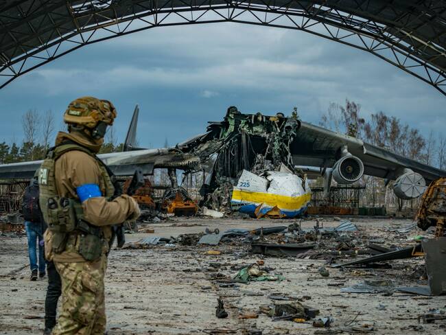 Soldado ucraniano observa el avión de carga destruido(Photo by Celestino Arce/NurPhoto via Getty Images)