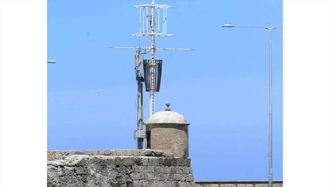 Las antenas intaladas actualmente generan un impacto en la visual del cordón amurallado. Foto: Cortesía