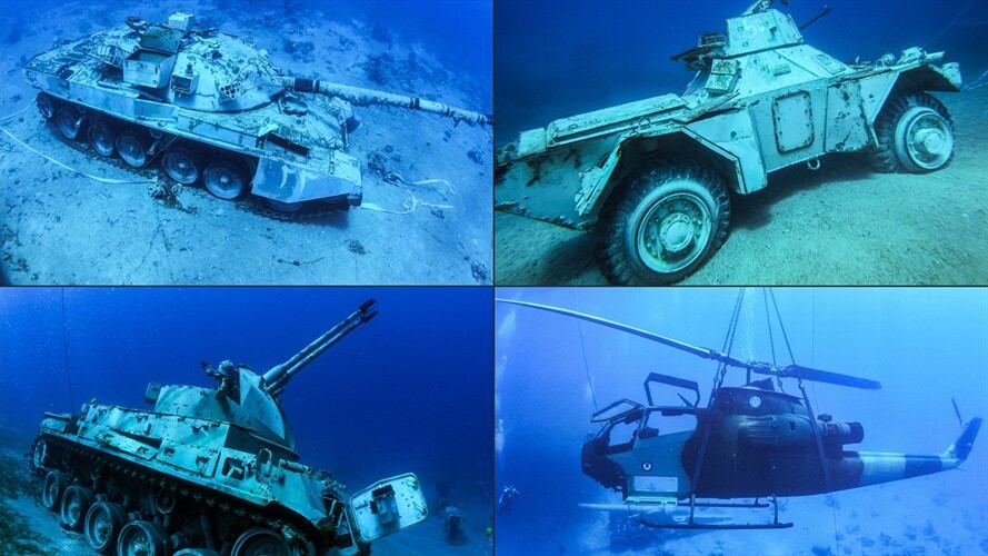 El espacio de buceo del museo militar submarino incluye varios tanques, una ambulancia y una grúa militar.. Foto: Agencia AFP