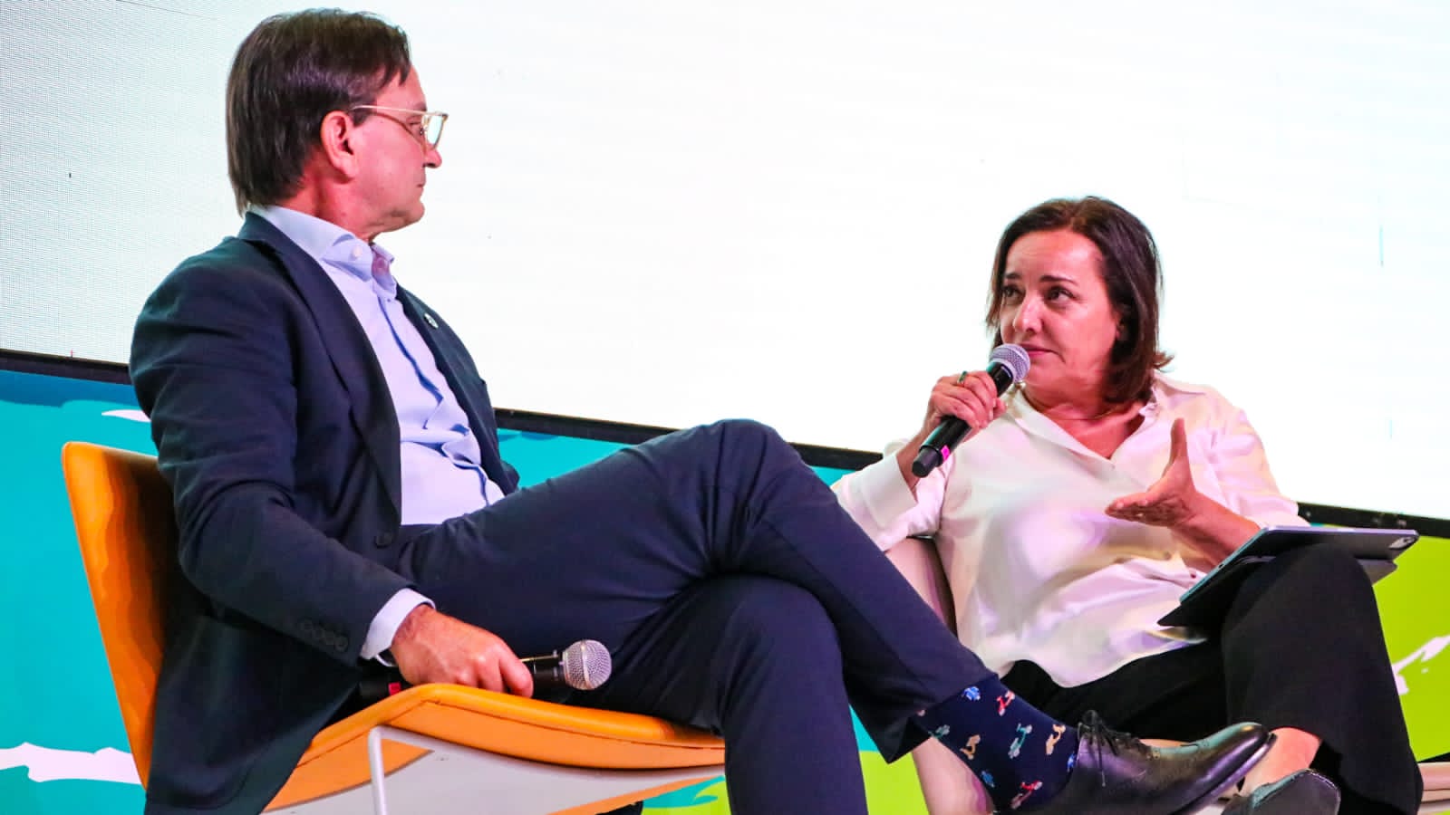 Pepa Bueno, directora del diario El País y Juan Carlos Mora, presidente de Bancolombia en la Cumbre Internacional de Sostenibilidad e Innovación Ambiental.