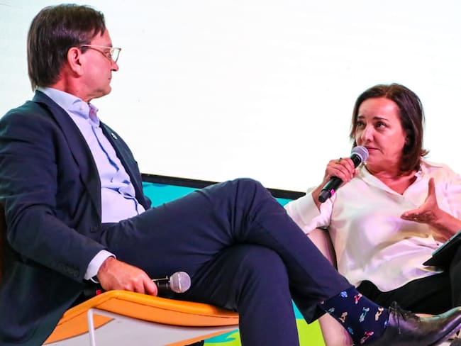 Pepa Bueno, directora del diario El País y Juan Carlos Mora, presidente de Bancolombia en la Cumbre Internacional de Sostenibilidad e Innovación Ambiental.