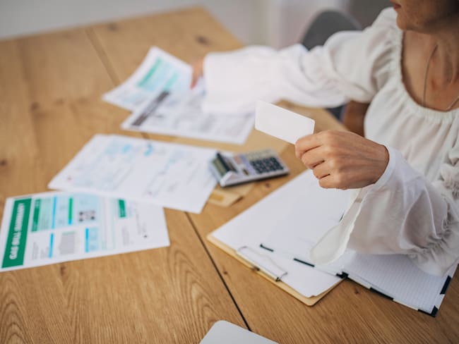 Mujer pagando cuentas. Foto: Getty Images.
