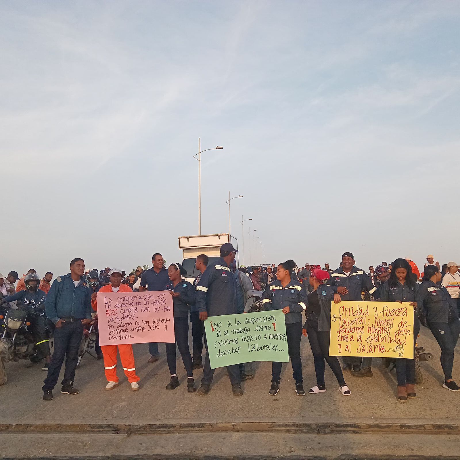Trabajadores bloqueando vía Barú. Foto: suministrada.