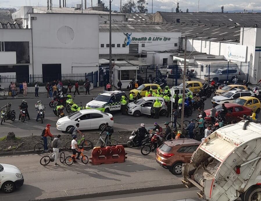 Capturan a los delincuentes que robaron a conductor en pleno trancón en el norte de Bogotá. Foto: W Radio