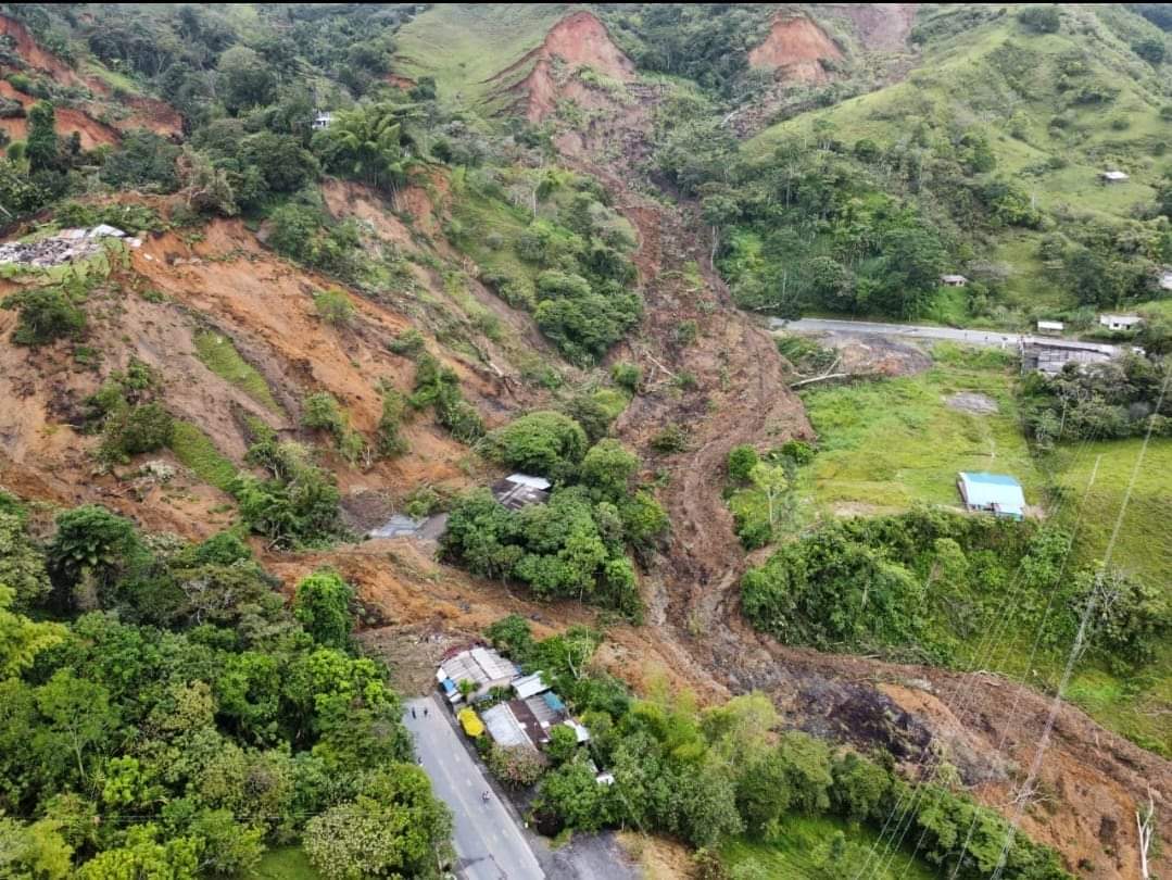 Vía Panamericana tras reumbe en Rosas, Cauca. Foto: Bomberos Rosas