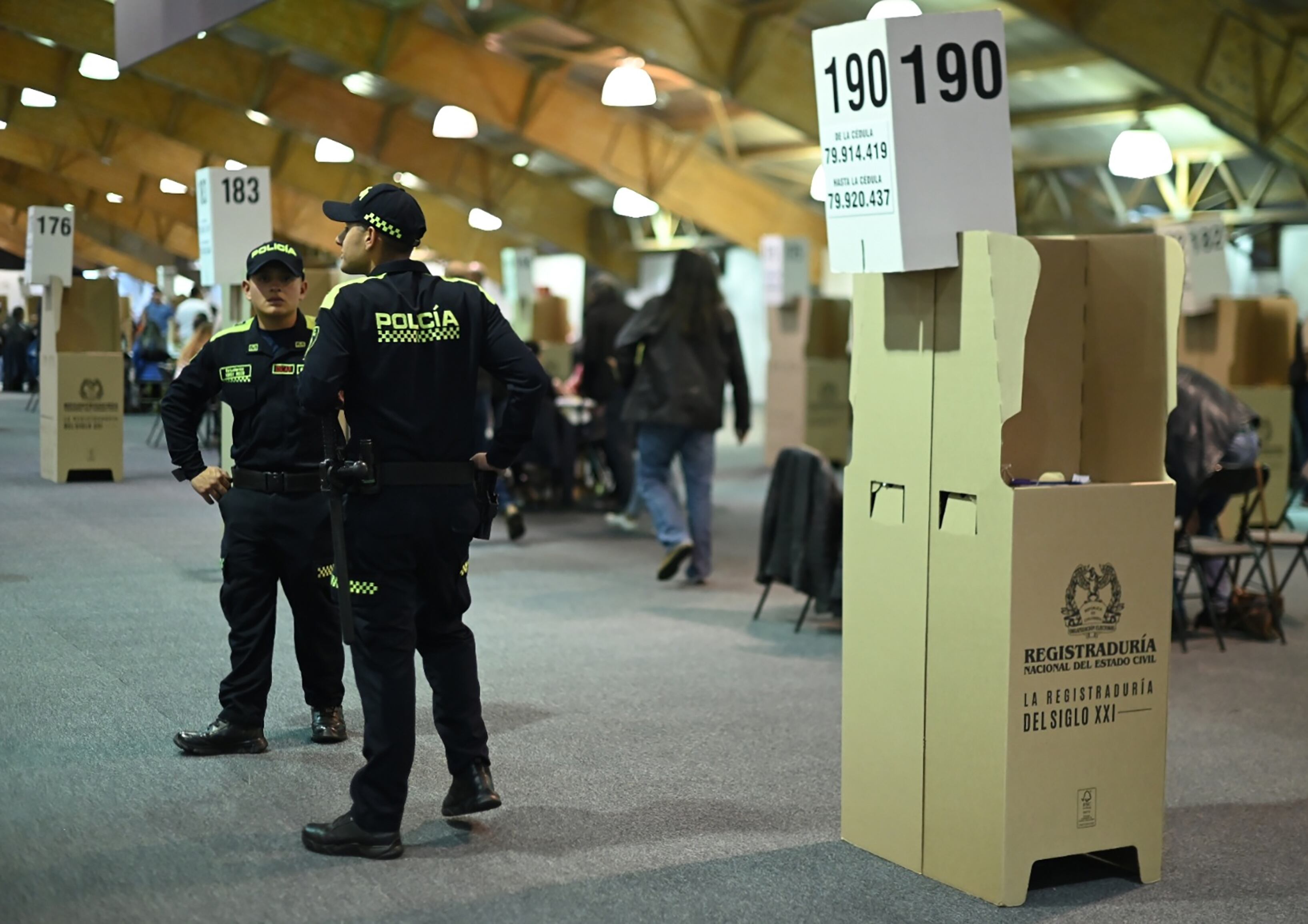 Referencia de policías en jornada de elección. Foto: EFE/ Natalia Pedraza Bravo.