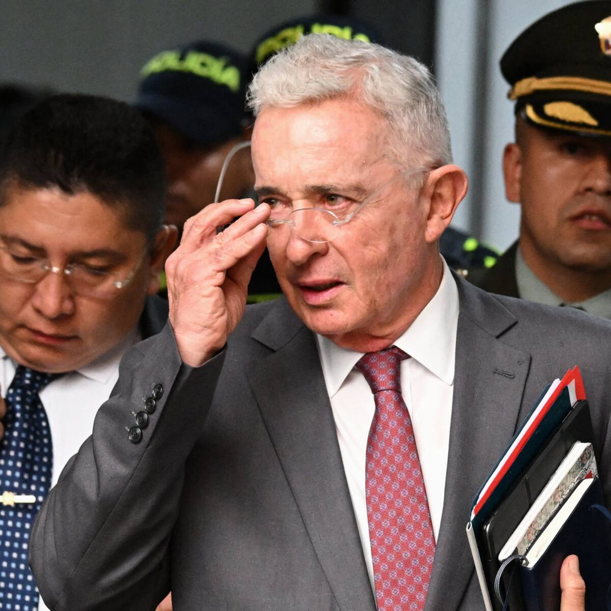 ¿Álvaro Uribe puede usar redes sociales estando en prisión domiciliaria? Abogado responde