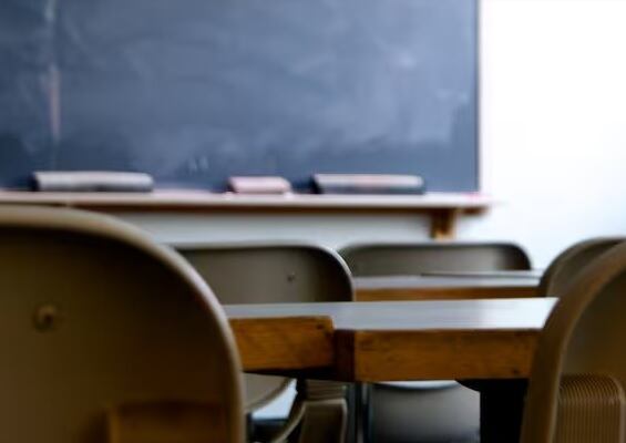 Imagen de referencia de aula de clases. Foto: Getty Images / Geo Piatt