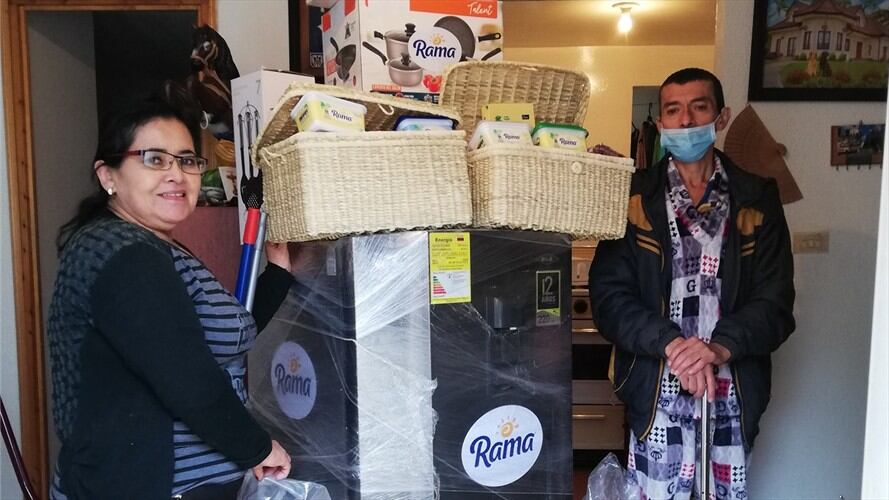Alirio, quien sufre de cáncer de esófago y su esposa recibieron de parte de Rama una nevera para almacenar sus medicamentos, utensilios necesarios para la cocina y un mercado.. Foto: Cortesía