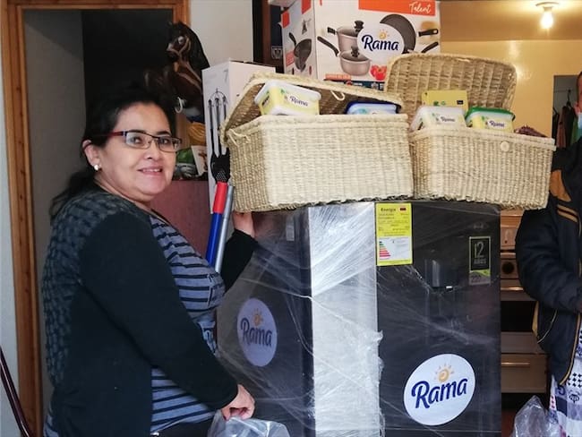 Alirio, quien sufre de cáncer de esófago y su esposa recibieron de parte de Rama una nevera para almacenar sus medicamentos, utensilios necesarios para la cocina y un mercado.. Foto: Cortesía