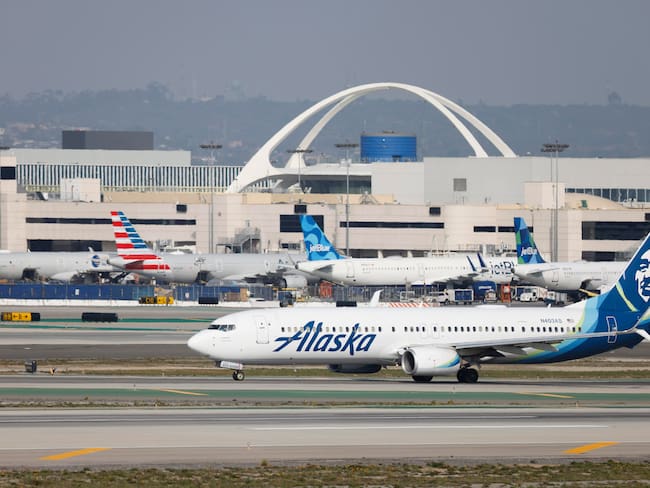 Los Angeles (Usa), 18/01/2024.- An Alaska Airlines flight taxis at the Los Angeles International Airport in Los Angeles, California, USA, 18 January 2024. Airplane maker Boeing recieved a firm order from India&#039;s Akasa Air for an additional 150 737 MAX jets causing the company&#039;Äôs stock to gain nearly 4 percent as of 1 p.m. ET. Boeing stock had dropped more than 20 percent since the start of the year after an incident involving an Alaska Air 737 MAX 9 jet. EFE/EPA/CAROLINE BREHMAN