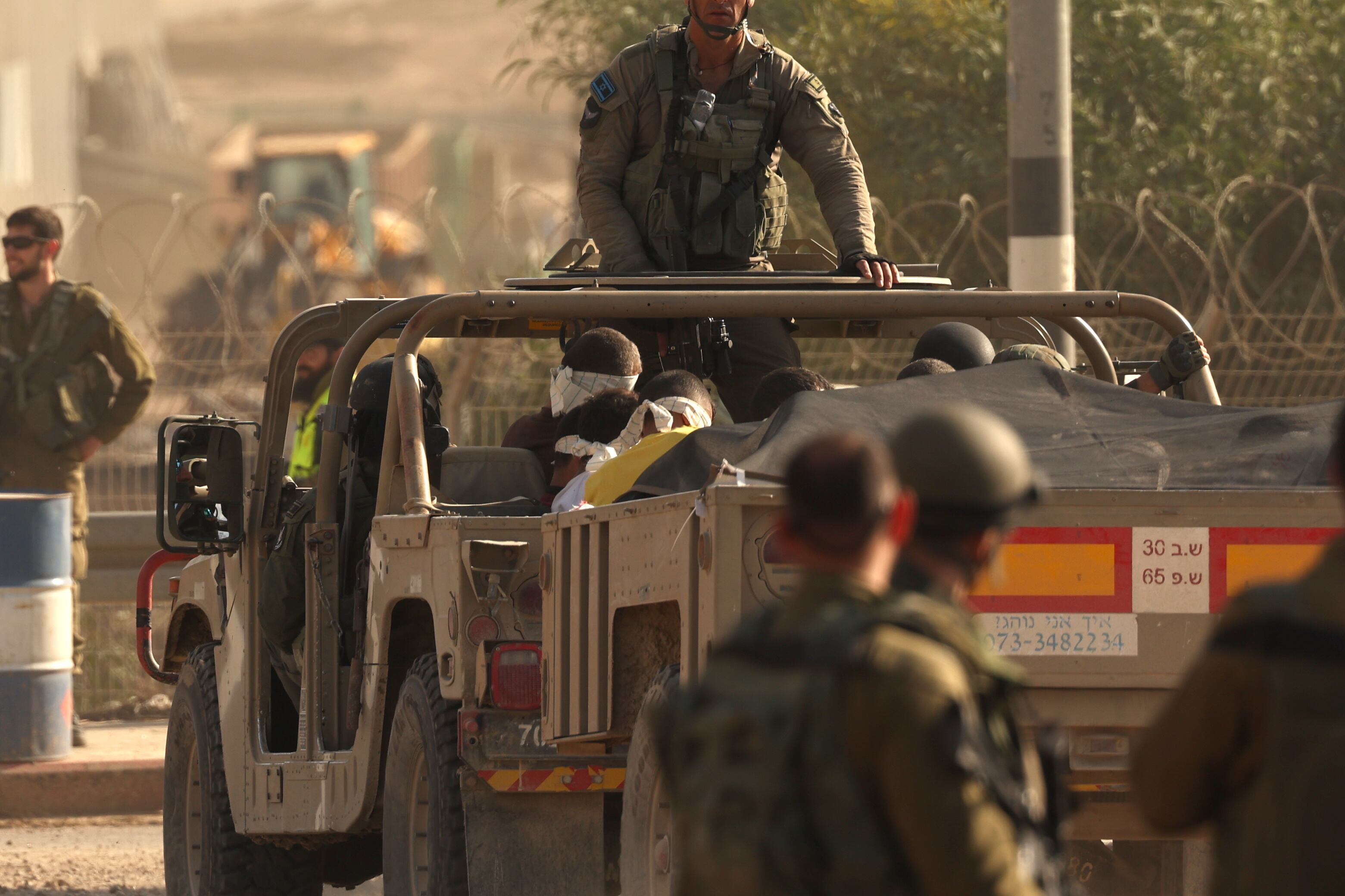 Prisioneros palestinos capturados por Israel. Foto: EFE/EPA/ATEF SAFADI