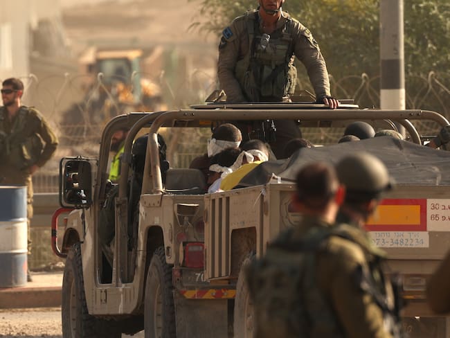 Prisioneros palestinos capturados por Israel. Foto: EFE/EPA/ATEF SAFADI
