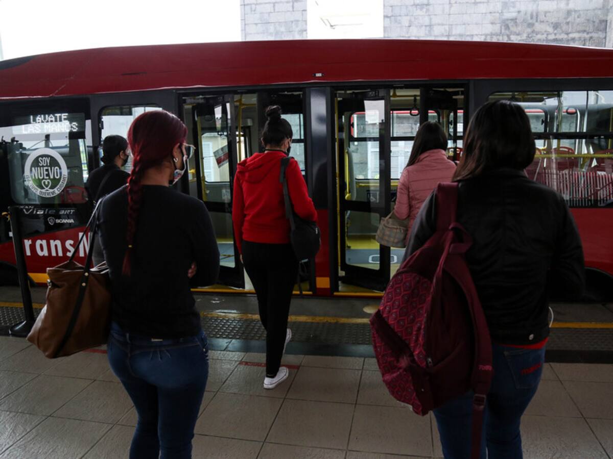 Con cuchillos y en gavilla: delincuentes robaron a pasajeros en TransMilenio