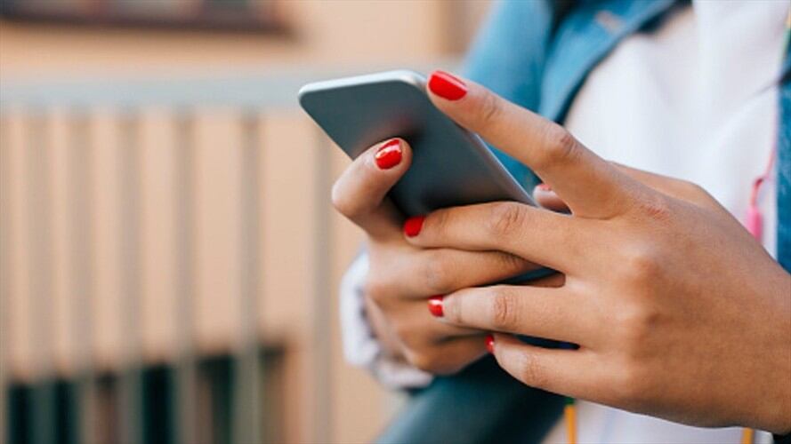 El 76% de los colombianos cree que usa demasiado su teléfono móvil. Foto: Getty Images