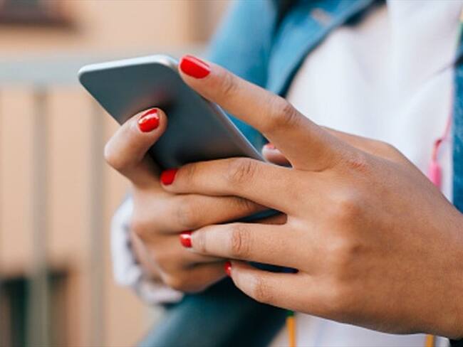 El 76% de los colombianos cree que usa demasiado su teléfono móvil. Foto: Getty Images