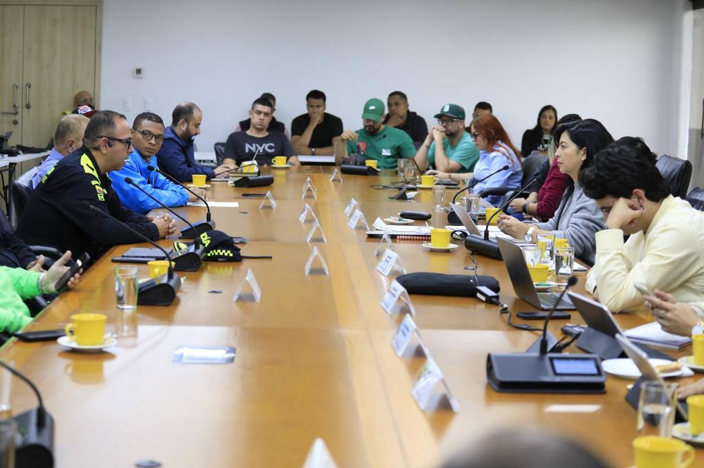 Reunión entre la Alcaldía de Medellín, el presidente de Atlético Nacional, las barras de Los del Sur y MinInterior. Foto:  Cortesía Alcaldía de Medellín.