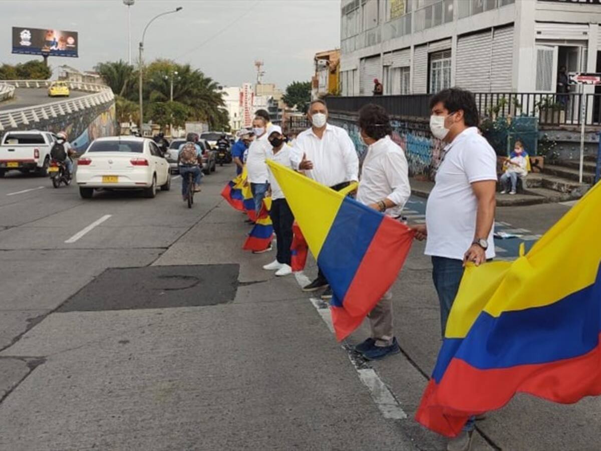 Protestas en Cali a favor y en contra de la detención de Álvaro Uribe